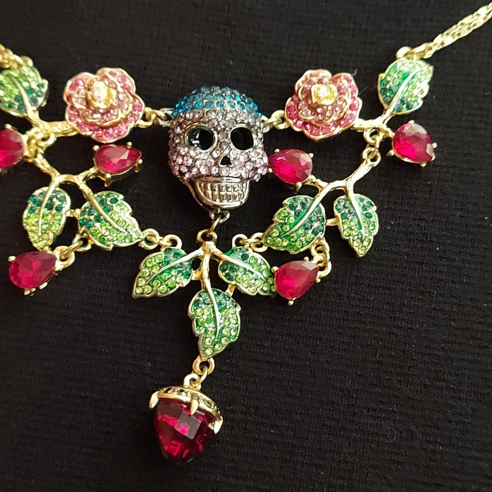 Betsy Johnson skull and roses necklace 🌹 - Picture 2 of 8
